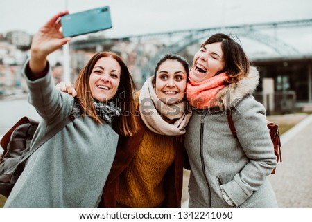 Similar – Foto Bild Drei glückliche Freunde bei der Besichtigung der Brücke von Porto bei Sonnenuntergang. Reisen, Freundschaft und Lifestyle