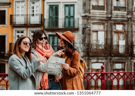 Similar – Foto Bild Drei glückliche Freunde bei der Besichtigung der Brücke von Porto bei Sonnenuntergang. Reisen, Freundschaft und Lifestyle