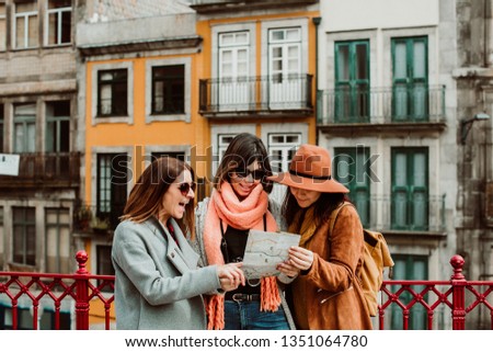 Similar – Foto Bild Drei glückliche Freunde bei der Besichtigung der Brücke von Porto bei Sonnenuntergang. Reisen, Freundschaft und Lifestyle