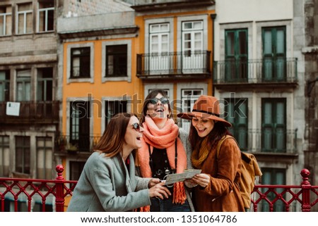 Similar – Foto Bild Drei glückliche Freunde bei der Besichtigung der Brücke von Porto bei Sonnenuntergang. Reisen, Freundschaft und Lifestyle