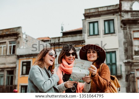 Similar – Foto Bild Drei glückliche Freunde bei der Besichtigung der Brücke von Porto bei Sonnenuntergang. Reisen, Freundschaft und Lifestyle