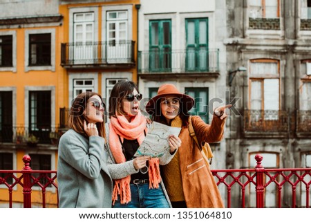 Similar – Foto Bild Drei glückliche Freunde bei der Besichtigung der Brücke von Porto bei Sonnenuntergang. Reisen, Freundschaft und Lifestyle