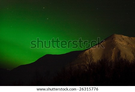 Luminescence of Aurora polaris above a mountain