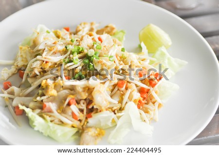Stir-fried rice noodle with chicken,Fried Noodles with Chicken,Stir-fried fresh rice-flour noodles with chicken and egg