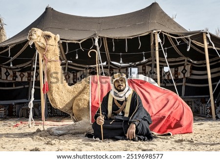 Foto Bild Beduine sitzen auf dem Gipfel eines hohen Felsens in Ägypten