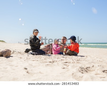 family on beach,  father of many children,  kids blowing bubbles