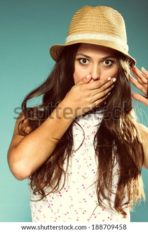 picture of surprised woman face hand over mouth wide eyed, amazed summer girl
