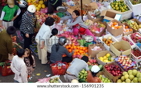 DA LAT, VIET NAM- FEBRUARY 8: People sell and buy fruits at farmers market in  Dalat, Viet Nam- February 8, 2013