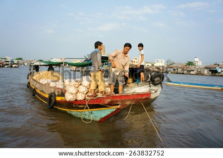 CAN THO, VIET NAM- MAR 24: Crowded atmosphere on Cai Rang floating market, group people with trade activity on farmer market of Mekong Delta, float open air market for travel, Vietnam, Mar 24, 2015