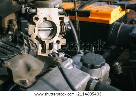 Car repair. Cleaning the throttle valve of the injection engine. ストックフォト © 