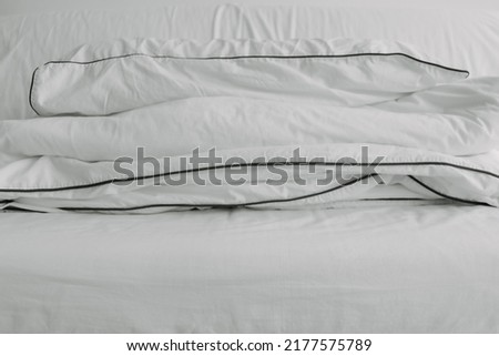 Fold sofa bed with white pillow and blanket ready to be clean up in the morning. Foto stock © 