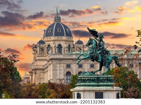 Similar – Foto Bild Statue der Kuppel, die an einem sonnigen Tag über das moderne Stadtbild von Mailand, Italien, blickt