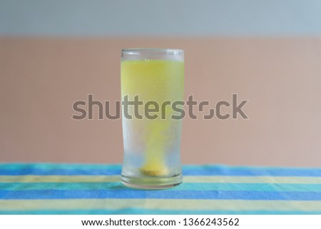 Efervescent tablet in water,Glass with efervescent tablet in water Imagine de stoc © 