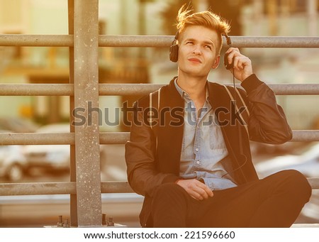 guy hioster listens to the player on the street