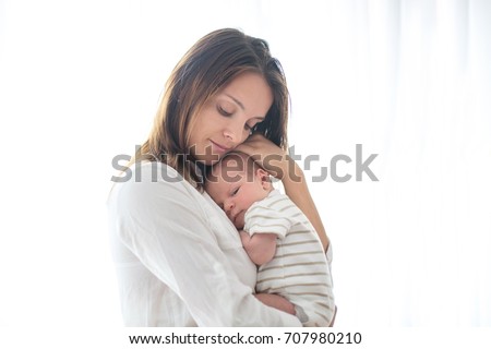 Similar – Foto Bild junge Mutter, die im Park im Freien ihr Baby stillt, glückliches Familienkonzept. liebe Mutter-Tochter