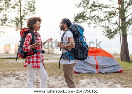 Similar – Foto Bild Paar Touristen, die vor erstaunlicher Aussicht stehen