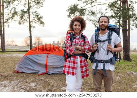 Similar – Foto Bild Paar Touristen, die vor erstaunlicher Aussicht stehen