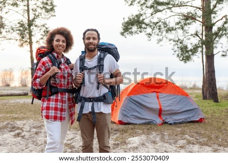 Similar – Foto Bild Paar Touristen, die vor erstaunlicher Aussicht stehen