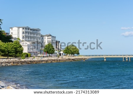 Pier and historic buildings on the old town beach promenade of Sassnitz on the island of Ruegen, Baltic Sea 商業照片 © 