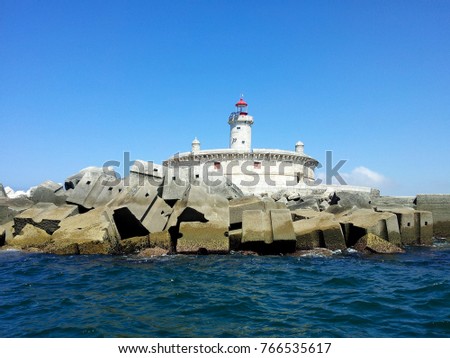 The Bugio Lighthouse is situated on an island in the estuary of the River Tagus on the Fort of SÃ£o LourenÃ§o do Bugio, about ten kilometres west of Lisbon. Foto stock © 