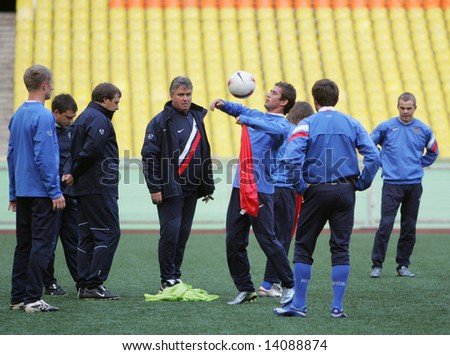 Guus Hiddink, Russian soccer team coach (center left), attends a training session with Russian footballers in Moscow on March 20, 2007.