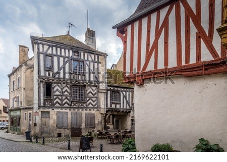 Brown, red half timbered houses, pillars and pinnacles on a cobble stone square of chalky granitic pavements in medieval Noyers sur  Serein in Yvonne, Bourgogne-Franche-Comté in north-central France Stock fotó © 