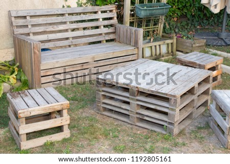 vintage wooden recycled palets make table and bench in house garden Foto stock © 