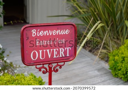 bienvenue entrez c'est ouvert means in french welcome come in it's open boutique sign board on store entrance shop Foto stock © 