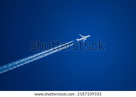 Similar – Foto Bild Kondensstreifen im blauen Himmel. Flugzeug Flugzeug in klaren sonnigen Himmel Hintergrund