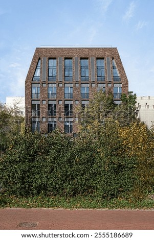 Similar – Foto Bild Geometrische Frontalansicht der Fensterläden und Balkone eines städtischen Gebäudes, die in fortlaufenden Reihen angeordnet sind