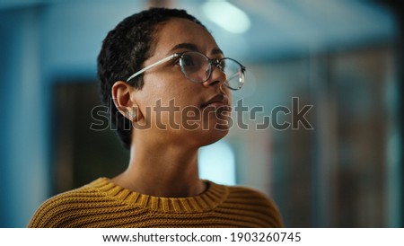 Similar – Foto Bild Nahaufnahme von professionellen lateinischen Koch Mann trägt eine Schutzmaske und Uniform bei der Arbeit im Restaurant Küche.