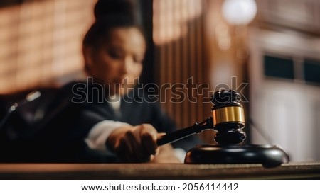 Court of Law Trial in Session: Honorable Female Judge Pronouncing Sentence, striking Gavel. Focus on Mallet, Hammer. Cinematic Shot of Dramatic Not Guilty Verdict. Close-up Shot. 商業照片 © 