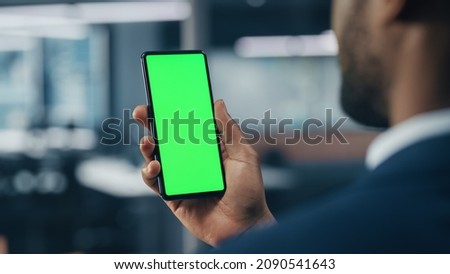 Similar – Foto Bild Schwarzer Geschäftsmann mit einem Smartphone in der Nähe eines Bürogebäudes