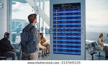 Similar – Foto Bild Flugplan im Flughafenterminal, einige Flüge haben Verspätung, Reisen um die Welt mit dem Flugzeug, Zeitplan mit Gate und Check-in Nummer