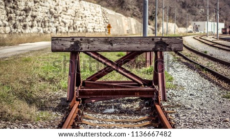 Industrial view of dead end railway track. Wooden sign at the end of the rail trail. Concept for end,border and limitation. Foto stock © 