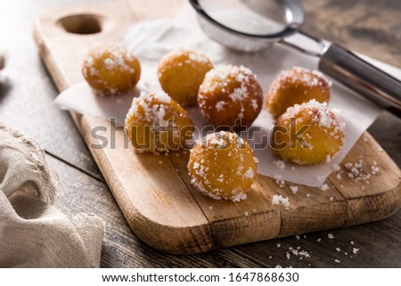 Foto Bild Karnevalskuchen oder buñuelos de viento für die heilige Woche