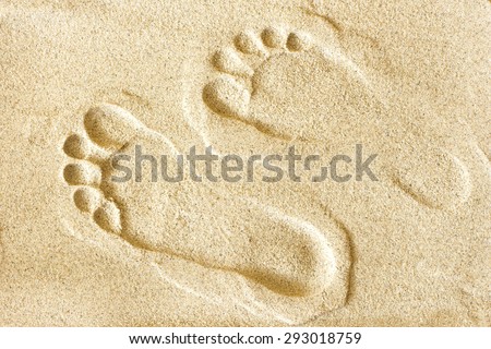 Footprints on the beach./ Footprints on the beach