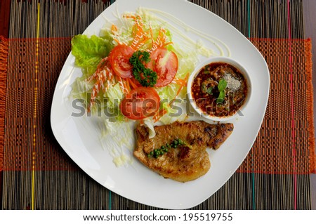 Pork-chop salad with spicy lime sauce in Thai style