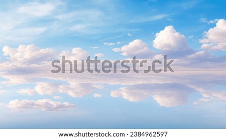 Foto Bild Spiegelung von Himmel, Wolken, Wald und Bergen im Wasser. Sommerlandschaft mit See und Bergwald