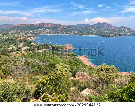 View of the Esterel massif from Saint Raphael and small coves in the Var. Imagine de stoc © 