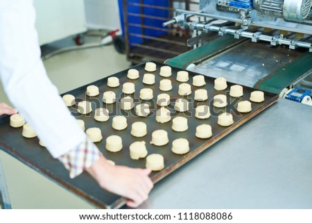 Foto Bild Anonymer Bäcker beim Dekorieren kleiner Kuchen