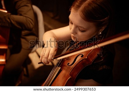 Foto Bild Eine Geigerin spielt klassische Musik in einem Saal