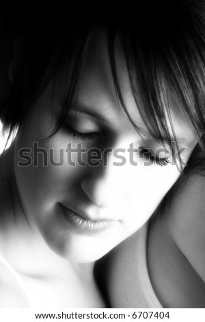 Attractive thirty something woman resting her head against a man\'s chest.