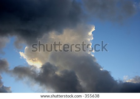 The cloud breaks up after a winter storm, striking a cloud above the rain cloud with silver