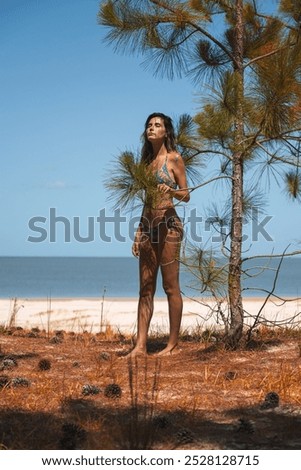 Similar – Foto Bild Ein wunderschönes gebräuntes brünettes Mädchen macht es sich im Wald gemütlich. Gekleidet in blauen Jeans und schwarzen Outfit ist sie alle wunderschön aussehen. Flashlight Bild macht das Bild mehr intim.