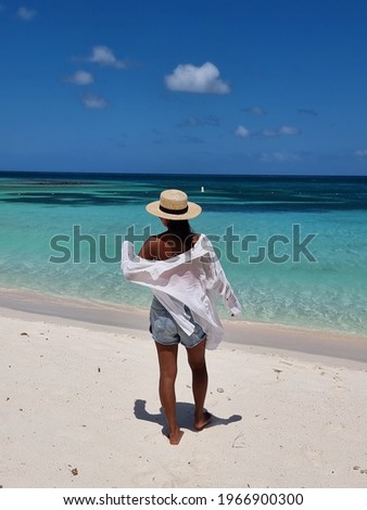 Palm Beach Aruba Caribbean, white long sandy beach with palm trees at Aruba Antilles, woman relaxing on the beach Foto d'archivio © 