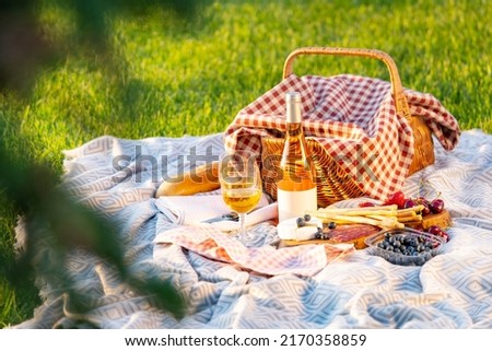 Similar – Foto Bild Picknick-Korb mit Wein, Baguette, Weinglas, Blumen, Kerze und Picknick-Decke auf grünem Gras Hintergrund. Romantisches Picknick Vorbereitung im Sommer. Ansicht von oben.