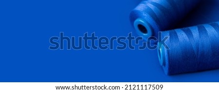 texture of blue thread in spool for sewing on a plain blue background. close up. clothing sewing material pattern. Foto stock © 