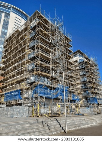 Similar – Foto Bild Hohes Gebäude in Baugerüst gegen blauen Himmel, Bauarbeiten auf der Baustelle, Restaurierung neuer Komplex