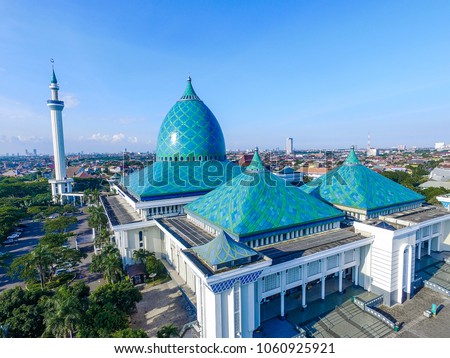 Aerial Al Akbar Mosque Surabaya, is a Located in SURABAYA INDONESIA with blue sky background Imagine de stoc © 
